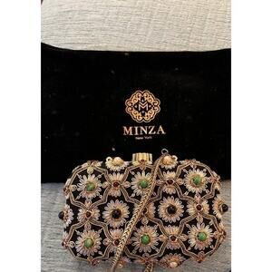 Minza Khan Bano Clutch